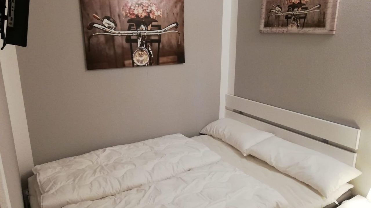 Schlafzimmer 1, Bett und TV Schlafzimmer 1, Bett und TV